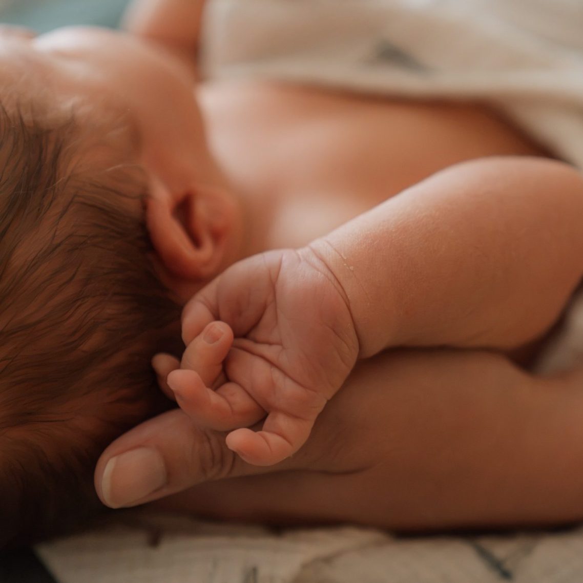 thalasso bain bébé sonia krief, bain bébé apaisé dans l'eau, revivre les sensations du ventre maternel in utéro revivre sa naissance